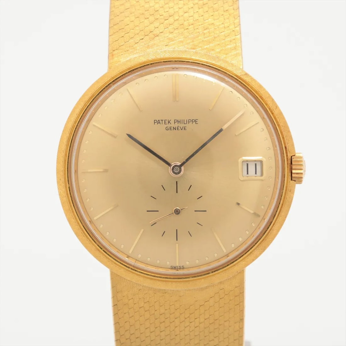 Patek Philippe Calatrava 3445/6 18k Yellow Gold Automatic Box & Original Papers 1966: An exceptional, solid, and heavy gentleman's vintage Patek Philippe Calatrava automatic wristwatch with a fully integrated mesh bracelet (Reference: 3445/6), manufactured in 1966 and carrying the move
