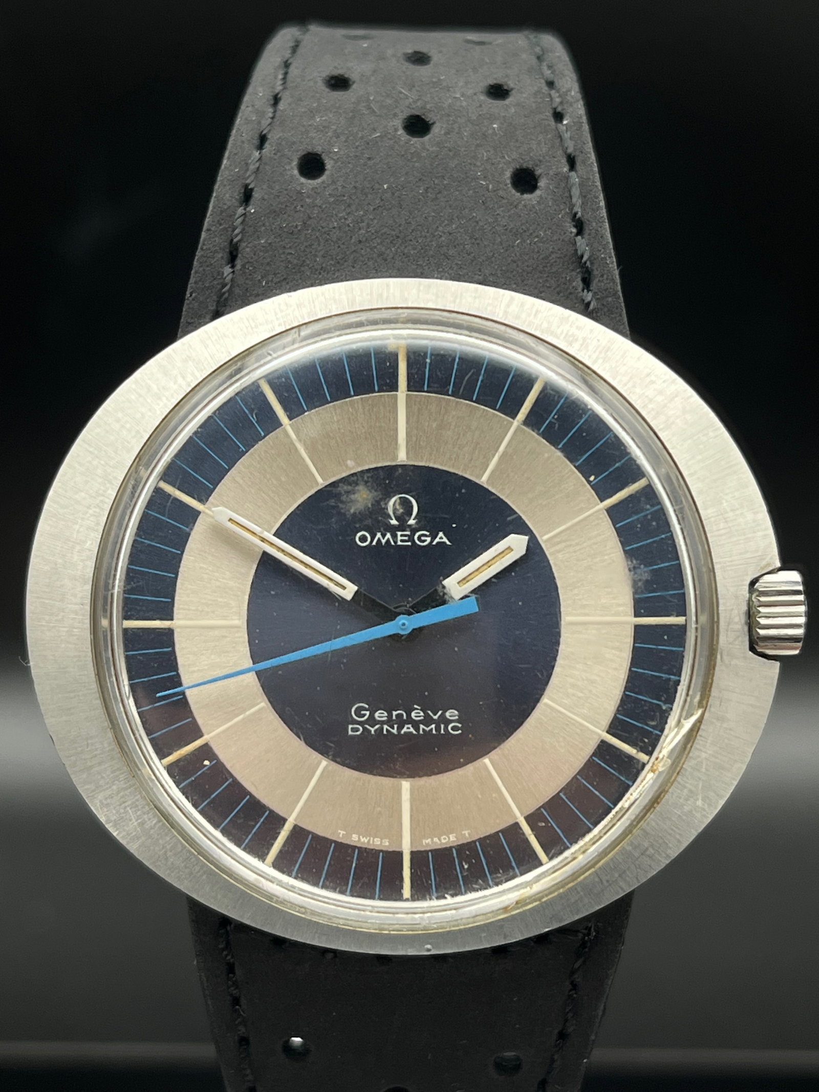 Omega Genève Dynamic 135.033 Men’s TOOL 107 Manual Watch Deep Blue c.1969: Omega Genève Dynamic reference 135.033 manual wind wristwatch manufactured circa 1969. The piece features its original unpolished 41mm horizontally ellipse-shaped monocoque steel case with a fine sun