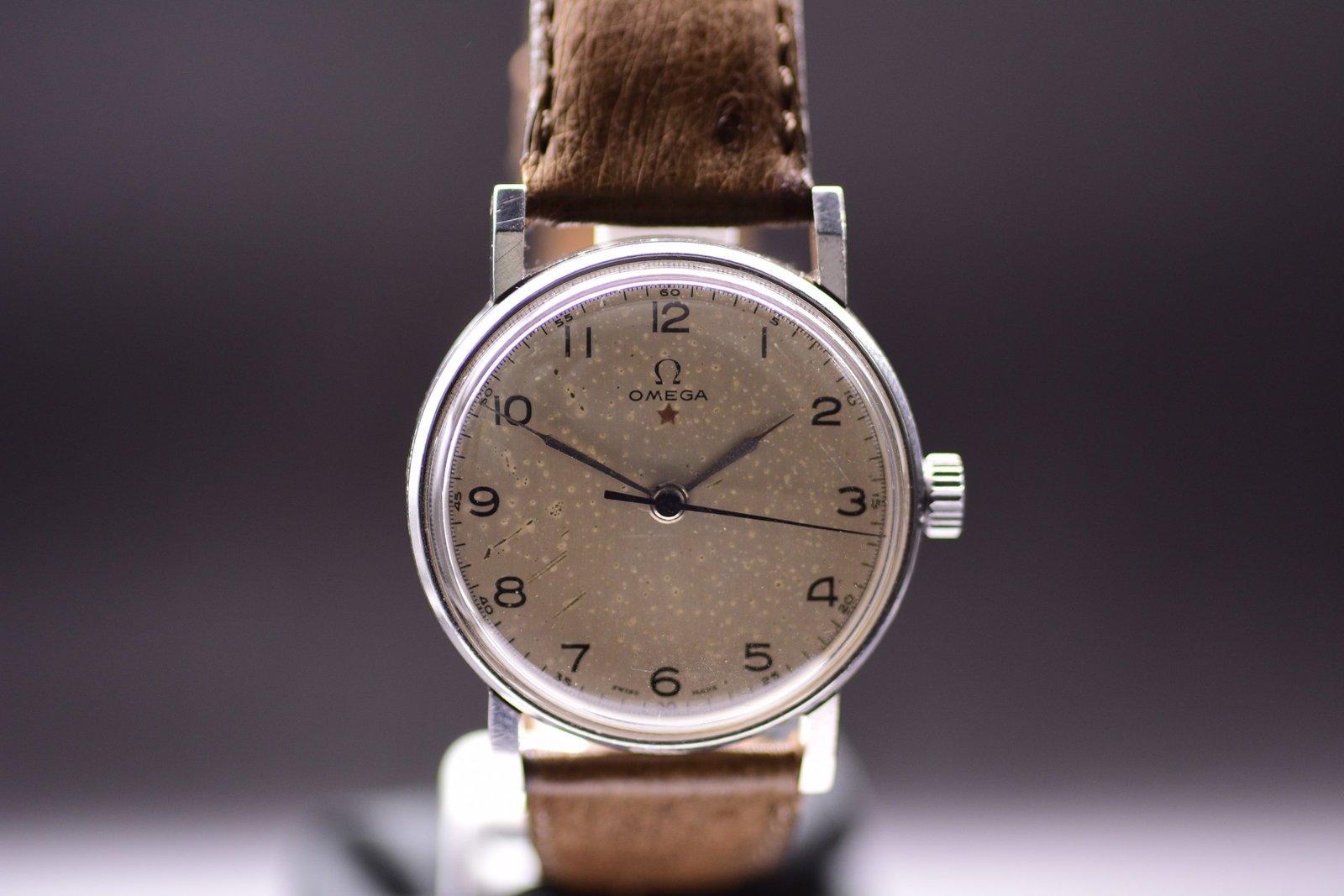 Omega Ref. 2620 "Red Star" Manual Wind Wristwatch 1945: An exceptional mid century timepiece, this vintage Omega showcases the brand's post war design mastery. It features a historic manual wind calibre housed within a compact stainless steel case. Highly 