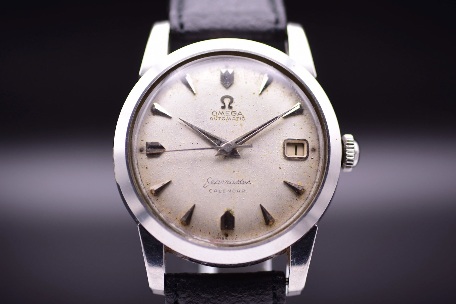 Omega Seamaster Calendar 2849 12 SC Cream Evenly Speckled Stardust Patina Dial 1959: Title: Omega Seamaster Calendar 2849 12 SC Cream Evenly Speckled Stardust Patina Dial 1959 Catalogue Description: A vintage stainless steel automatic wristwatch circa 1959. Features a robust thirty fo