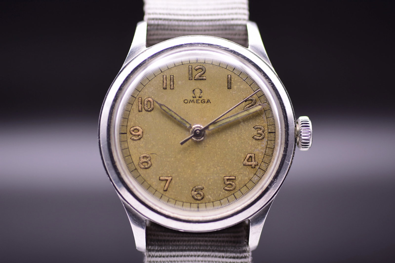 Omega Suveran Military Style 2179/4 Patinated Radium Dial Syringe Hands 1944: Title: Omega Suveran Military Style 2179/4 Patinated Radium Dial Syringe Hands 1944 Catalogue Description: A vintage stainless steel manual wind wristwatch circa 1944. Features a sharp thirty five mil