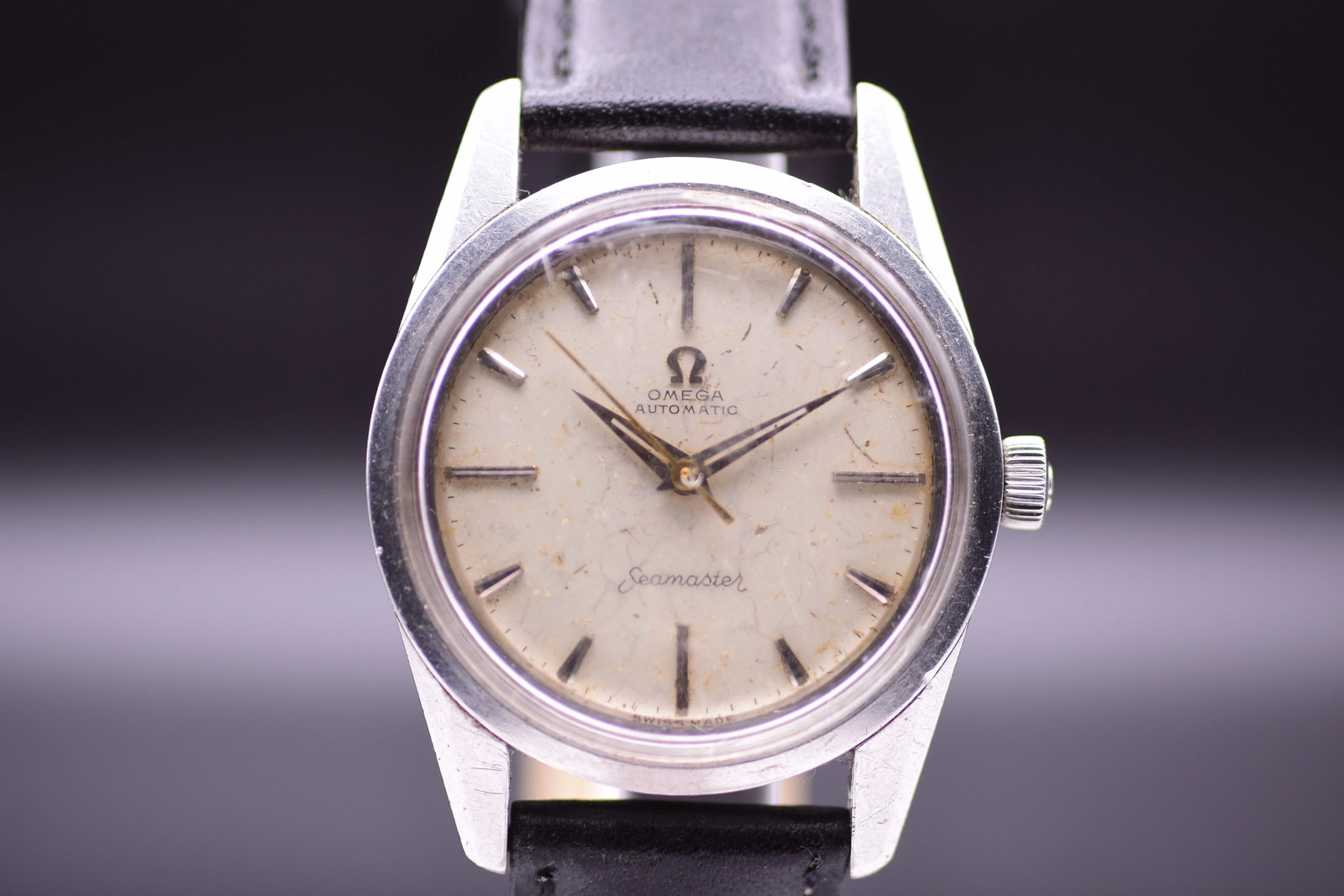 Omega Seamaster Automatic 14700 1 SC Silver Evenly Speckled Patina Dial 1959: Title: Omega Seamaster Automatic 14700 1 SC Silver Evenly Speckled Patina Dial 1959 Catalogue Description: A vintage stainless steel automatic wristwatch circa 1959. Features a sharp well proportioned
