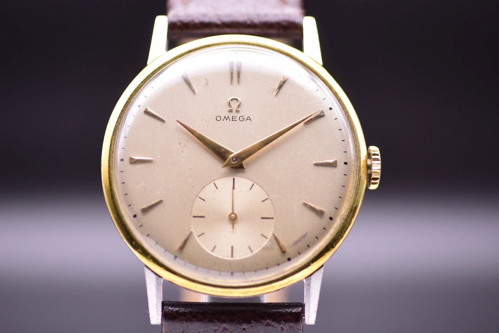 Omega Jumbo Oversized 2272-6 1943 Two Tone Steel Gold: Title: Omega Jumbo Oversized 2272-6 1943 Two Tone Steel Gold Catalogue Description: A manual wind oversized two tone wristwatch. The satin cream dial features applied gold faceted dagger hour markers 