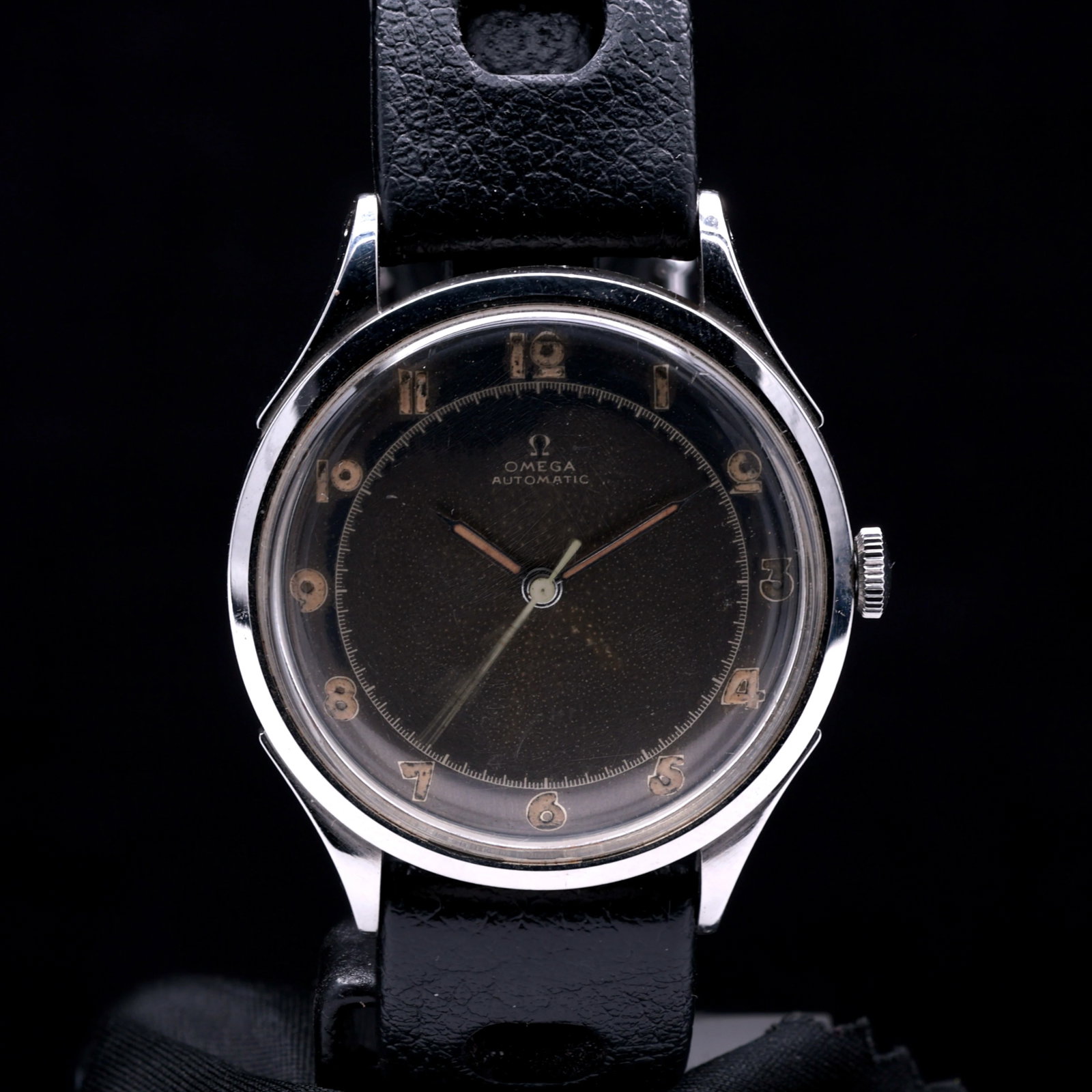 Omega Bumper Automatic 2584 1944 Gilt Gloss Black Dial: Title: Omega Bumper Automatic 2584 1944 Gilt Gloss Black Dial Catalogue Description: An automatic winding stainless steel bumper wristwatch. The rare gloss black dial features gold gilt printing with 