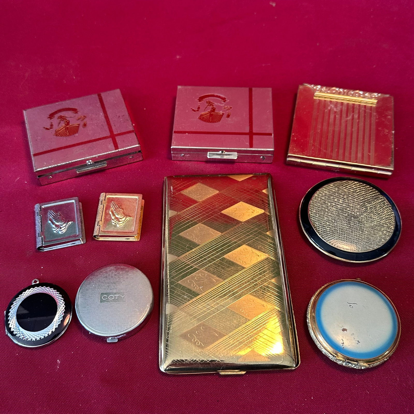 Compacts, Cigarette Case, Rosary, Boxes, Etc. (1 of 6)