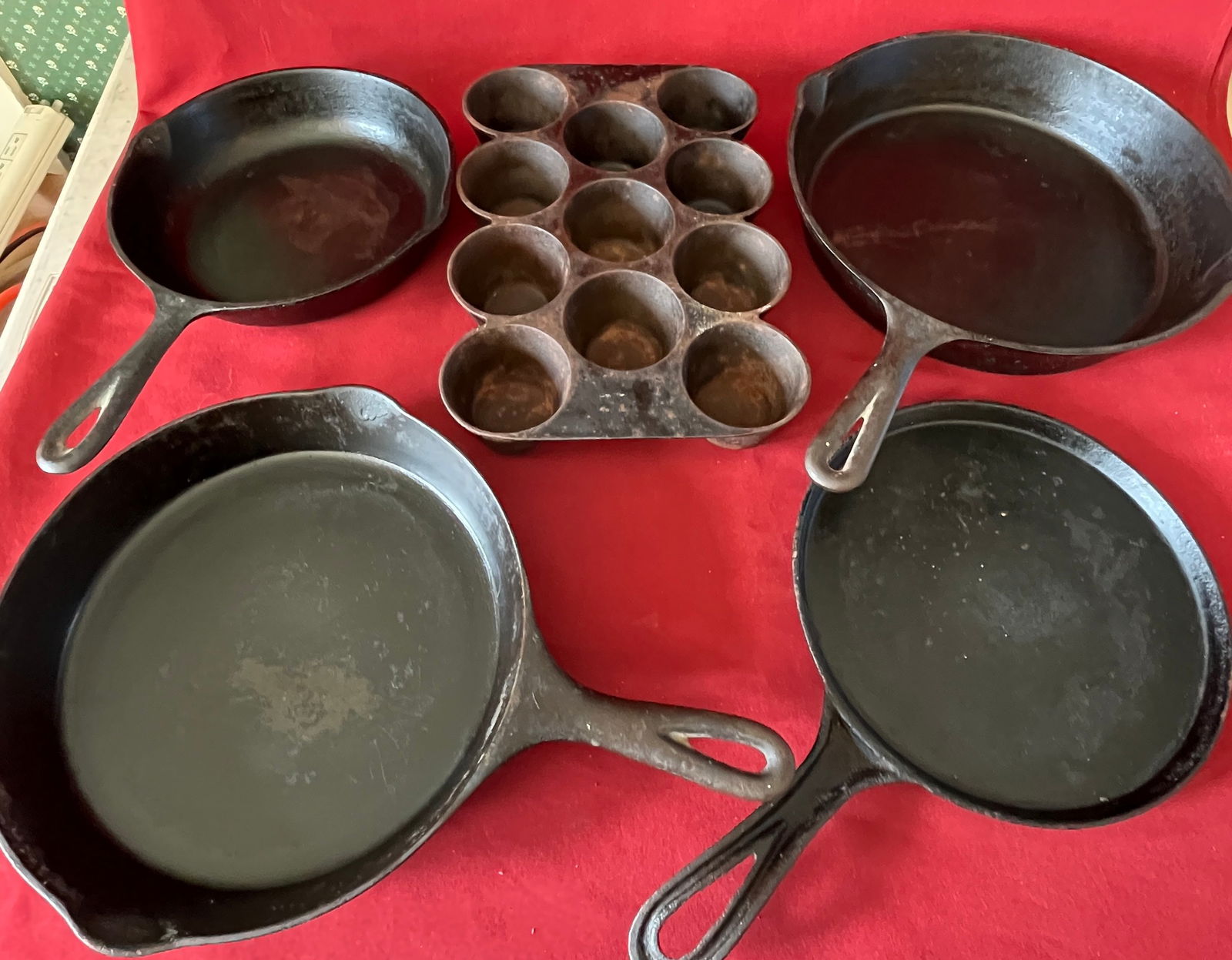 Five Cast Iron Cookware Pieces - Wagner Ware -B-1323, No 5 8.5", Etc. (1 of 9)