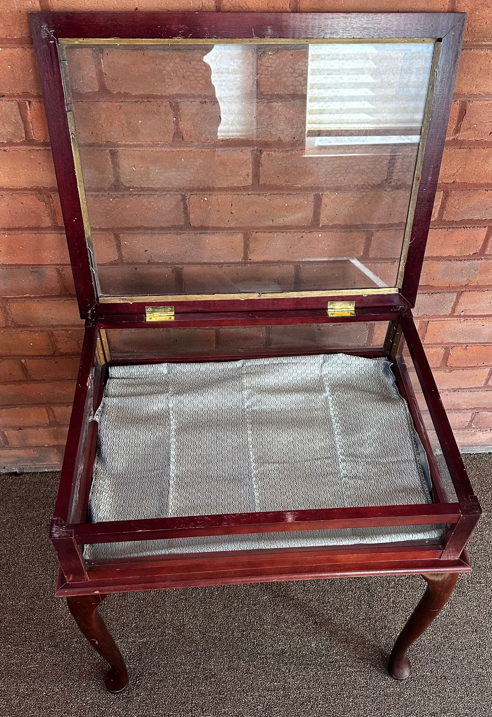 Lift-Top Display Table - Approx 22.5"x17"Dx24"T (1 of 4)