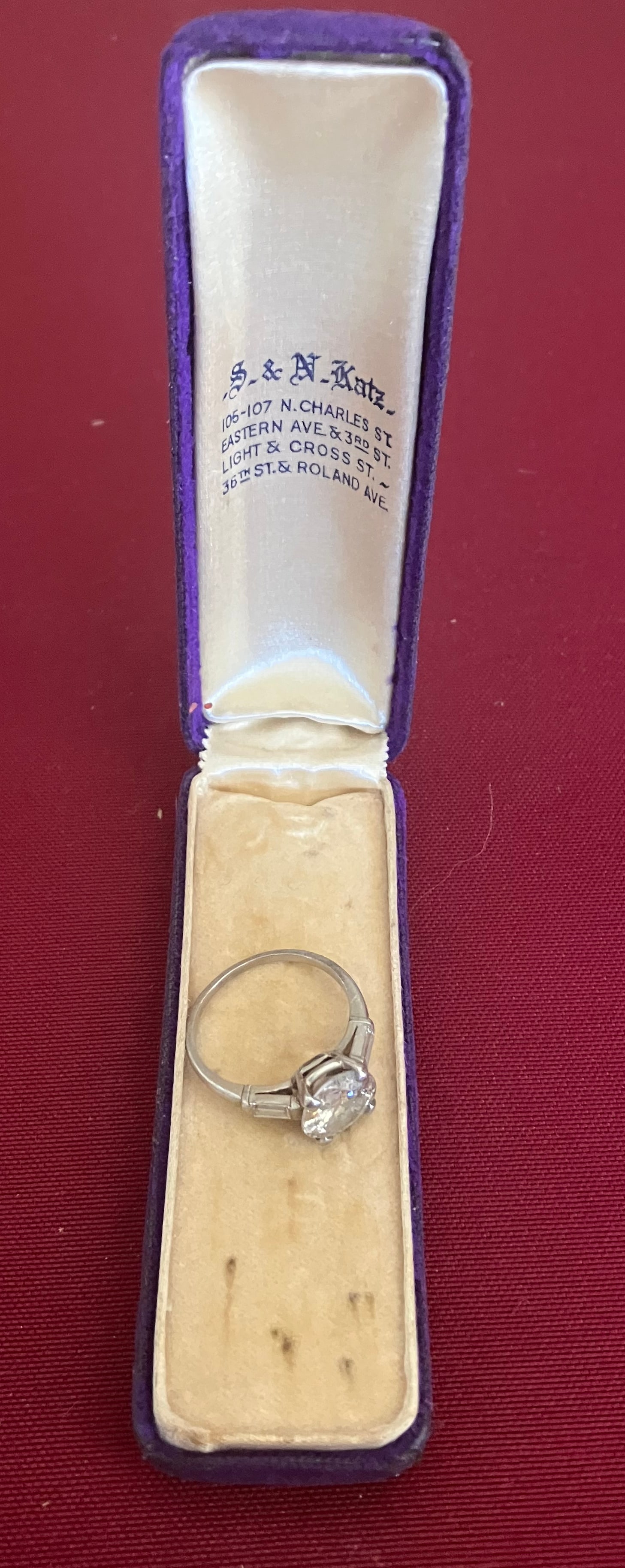 Fashion Ring Size 8 in Cute Older Store Jewelry Box: Fashion Ring Size 8 in Cute Older Store Jewelry Box