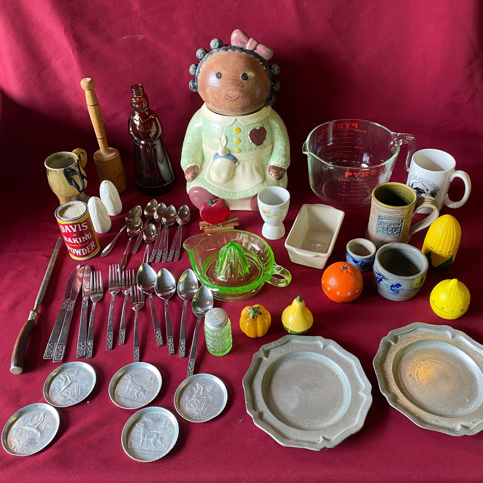 Various Kitchen Items - Pyrex, Uranium Glass Juicer, Etc.: Various Kitchen Items - Pyrex, Uranium Glass Juicer, Etc.