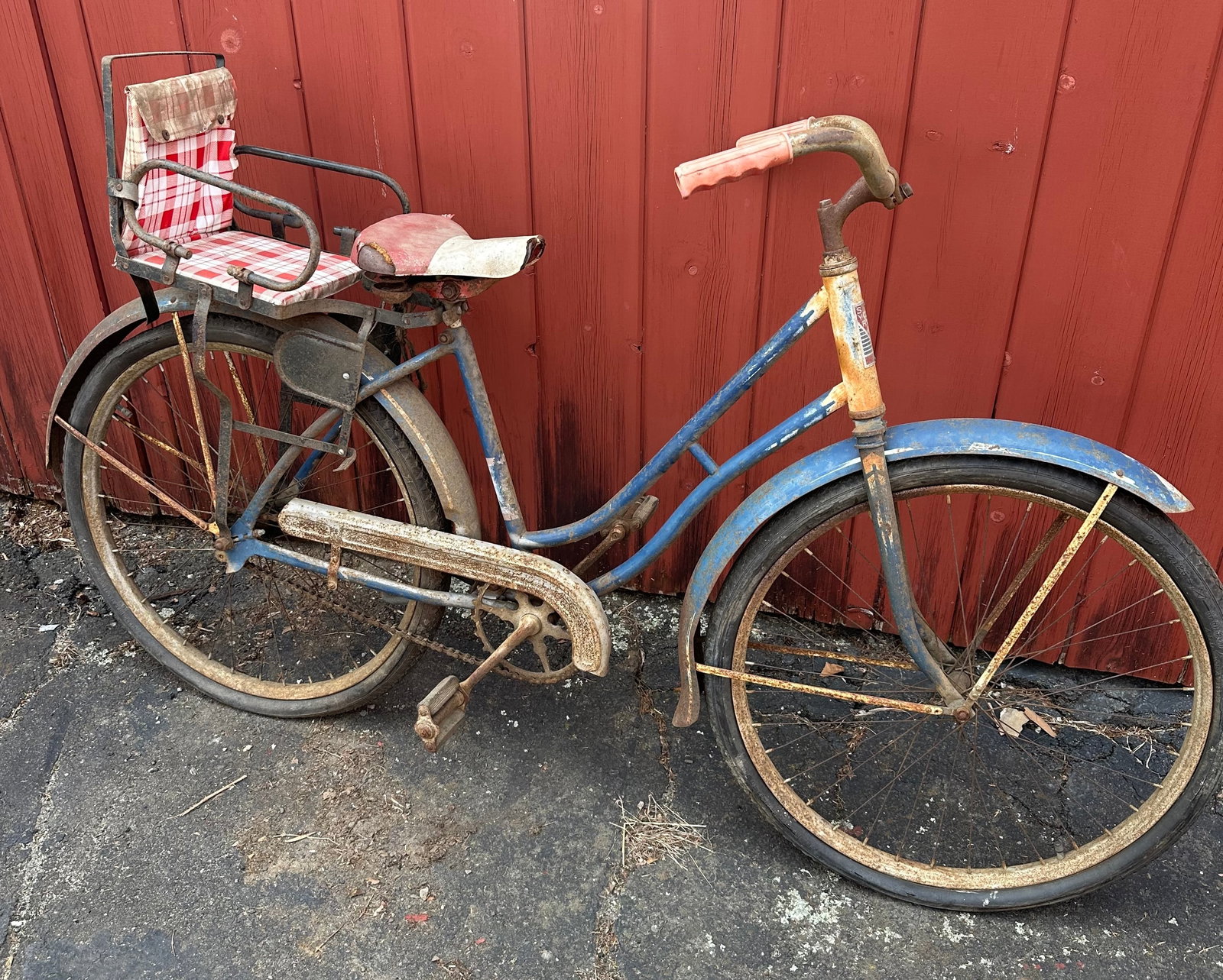 Old Antique Syracuse Bicycle with Child Seat: Old Antique Syracuse Bicycle with Child Seat
