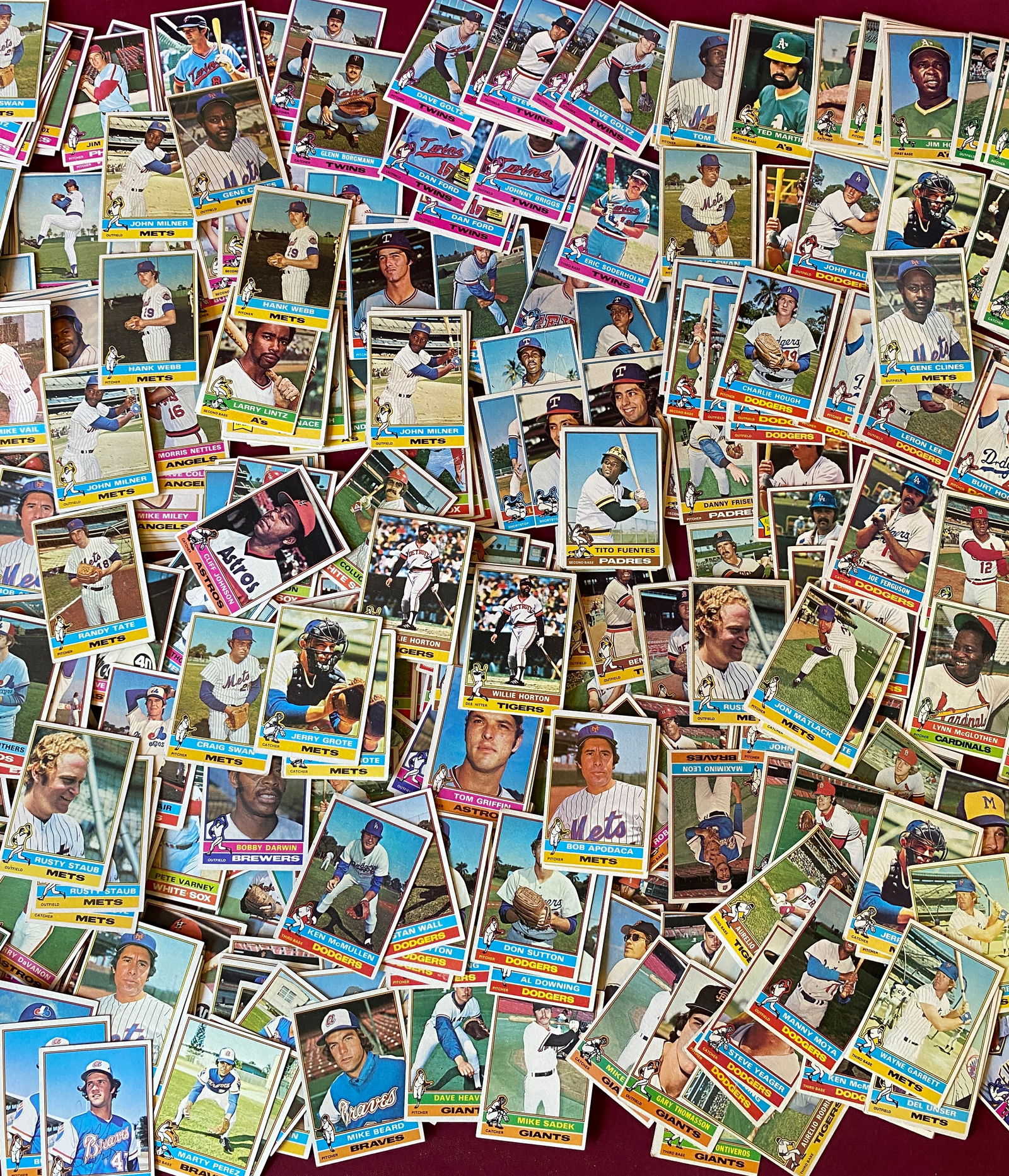Hundreds of Collectible Baseball Cards (1 of 5)