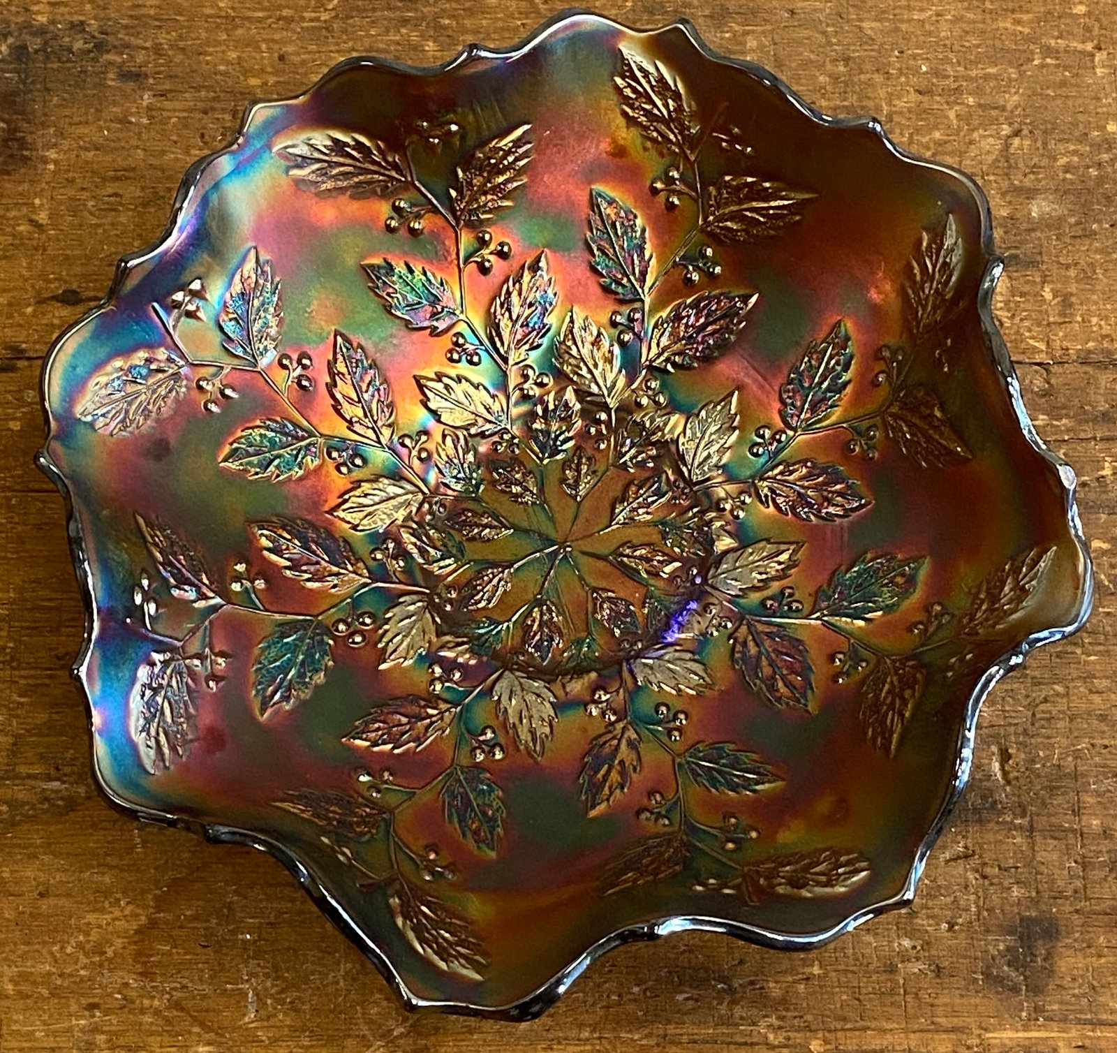 Fenton Holly Patterned Carnival Glass Bowl: Fenton Holly Patterned Carnival Glass Bowl