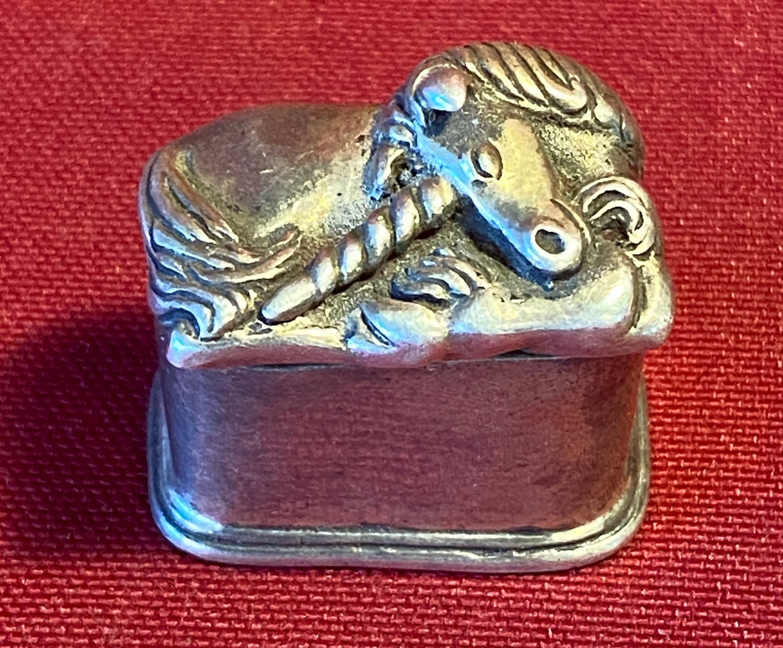 Sterling Silver Unicorn Pill Box - Approx 35.28 Grams - Approx 1"x1"x.5": Sterling Silver Unicorn Pill Box - Approx 35.28 Grams - Approx 1"x1"x.5"