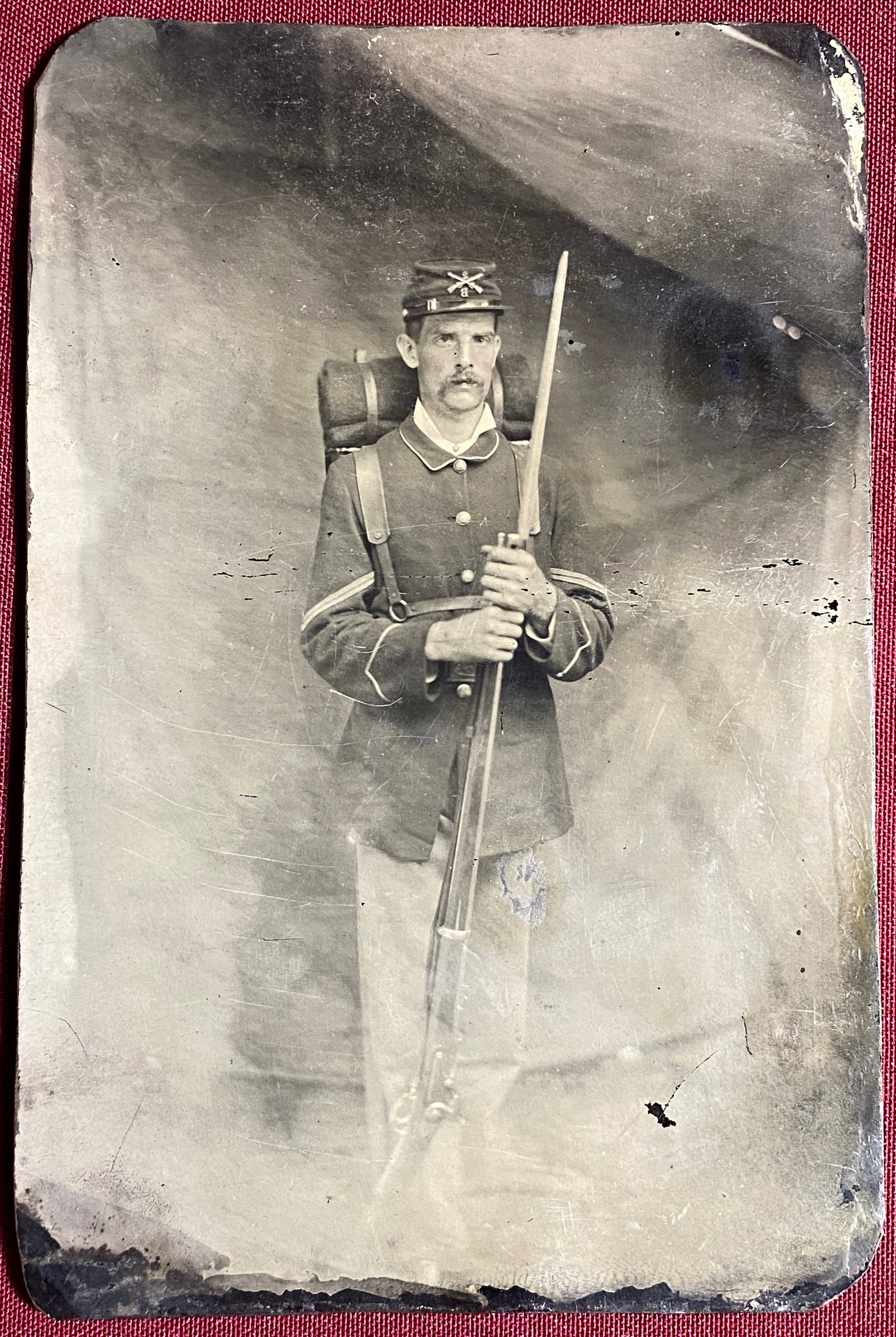Antique Tintype of Civil War Infantry Soldier - Photographed with Full Uniform & Gun with Bayonet - (1 of 7)