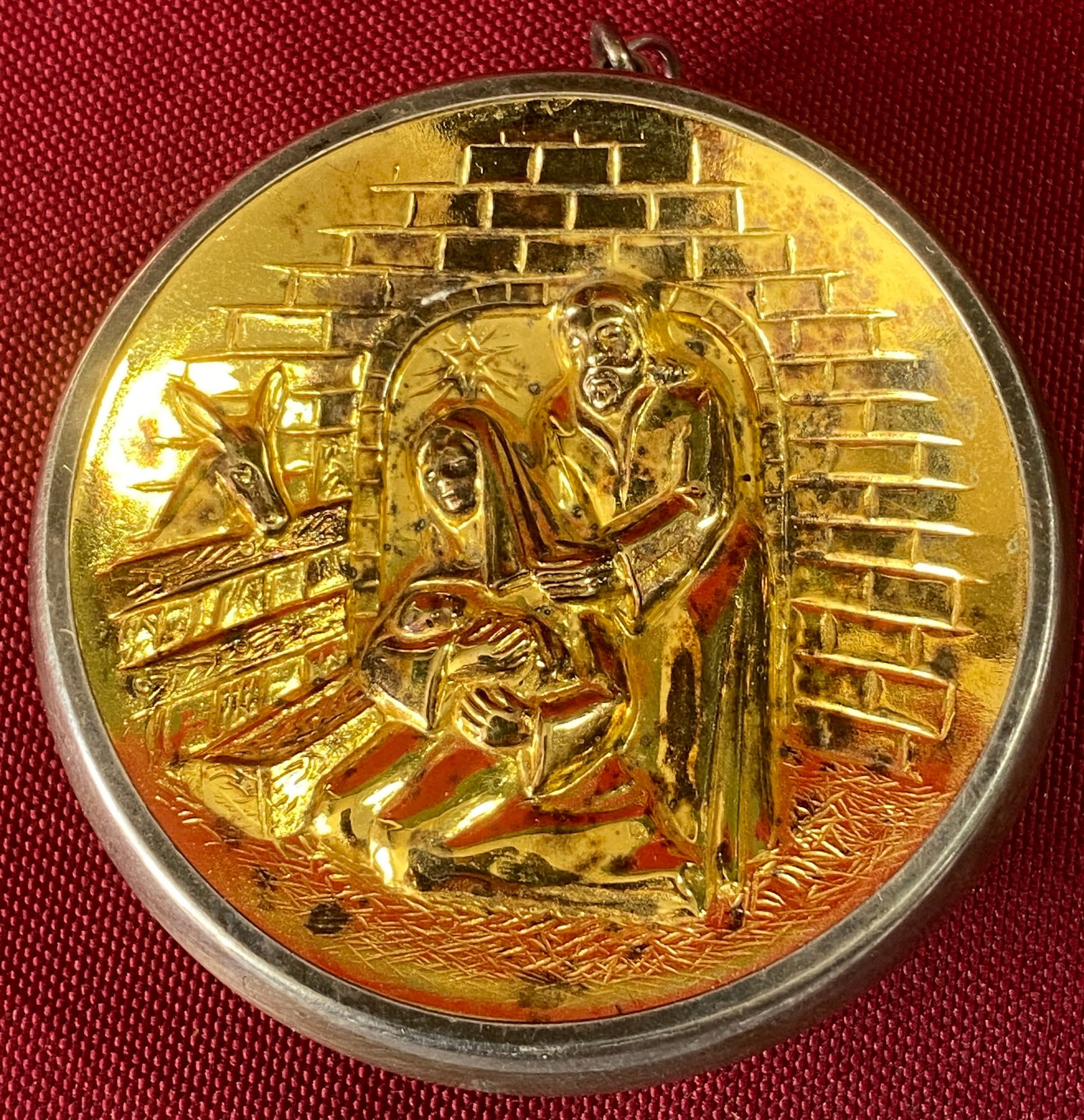 1974 Oneida Heirloom Edition Sterling Silver and Vermeil (Gold Wash) 'The Nativity' Christmas: 1974 Oneida Heirloom Edition Sterling Silver and Vermeil (Gold Wash) 'The Nativity' Christmas Ornament - 20.38 Grams