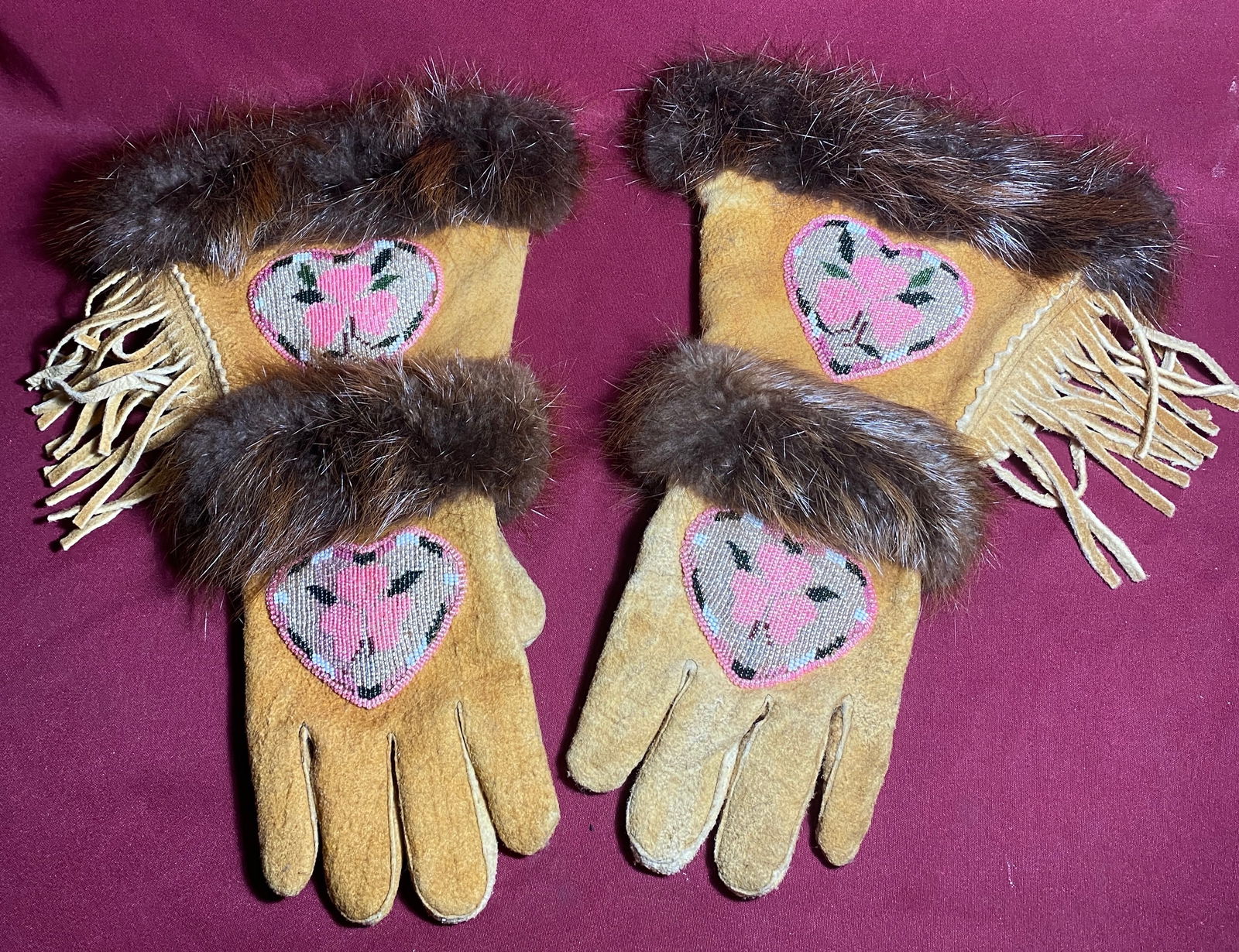 Older Eskimo Style Beaded Leather Gloves: Older Eskimo Style Beaded Leather Gloves