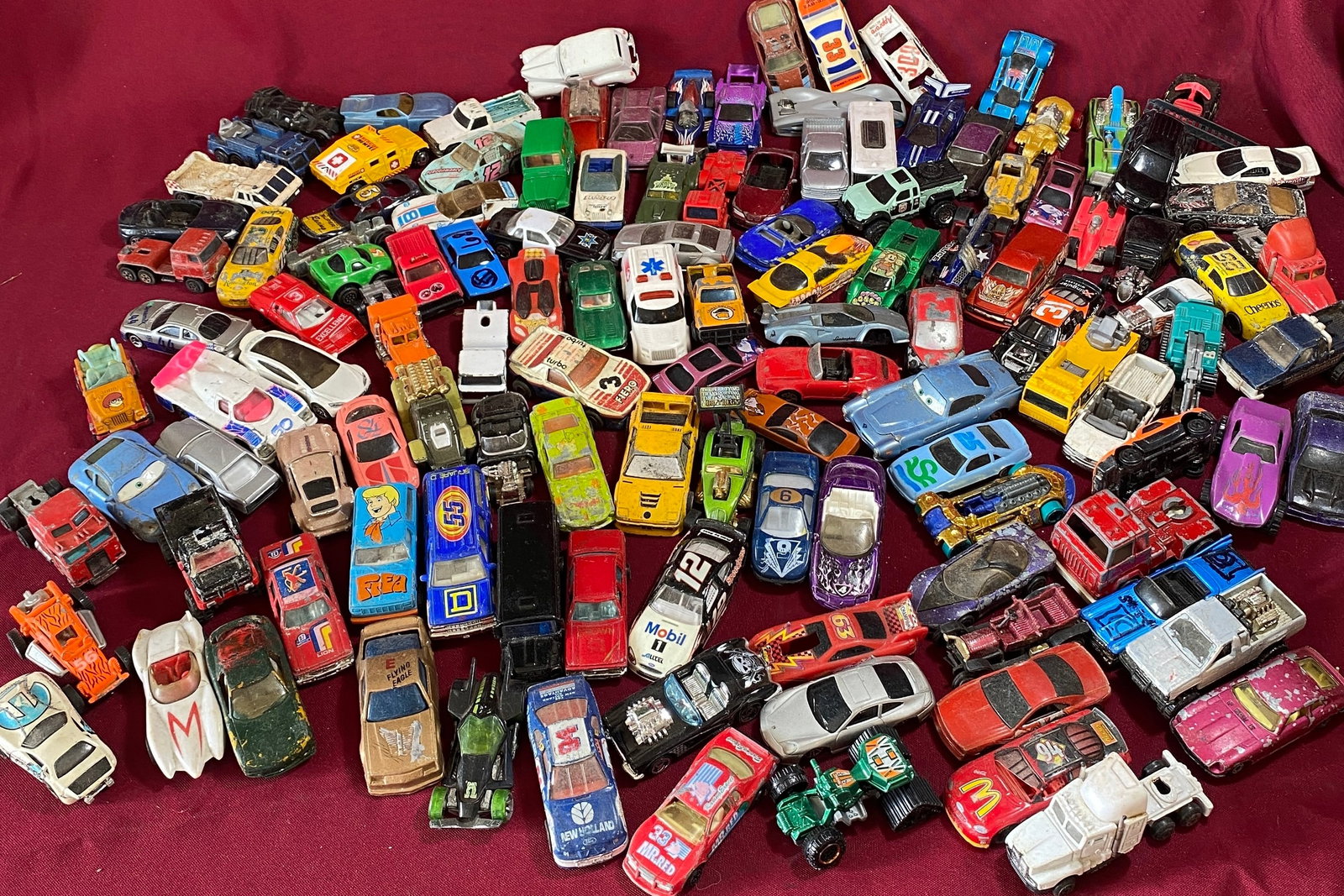 Large Lot of Miscellaneous Toy Cars - Matchbox, Hot Wheels, Etc.: Large Lot of Miscellaneous Toy Cars - Matchbox, Hot Wheels, Etc.