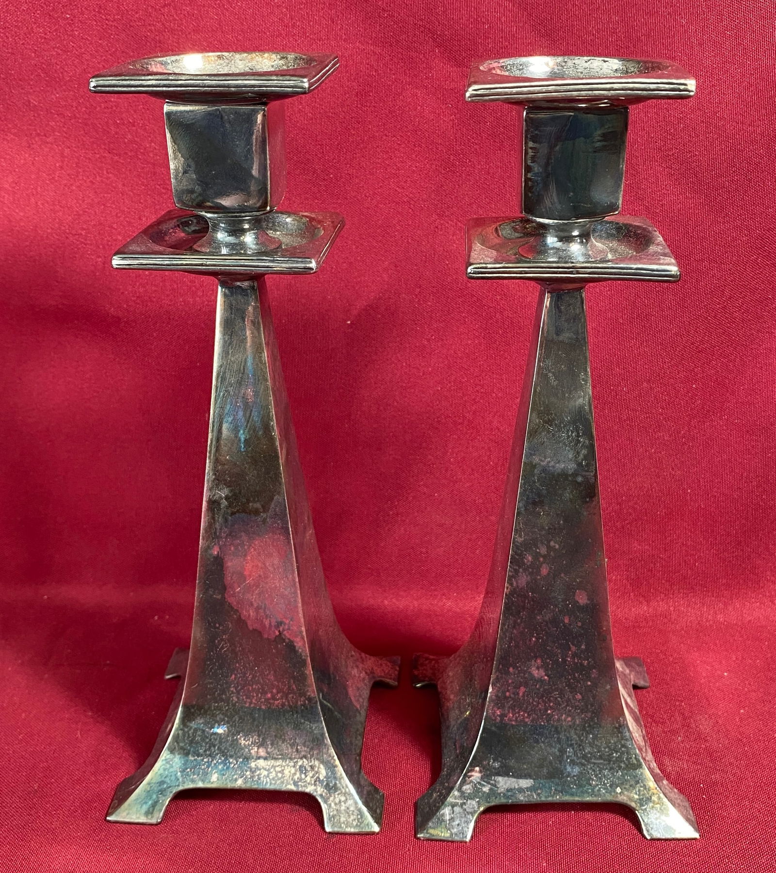Pair of Arts & Crafts Style Meriden Silver-Plate Candlestick Holders (1 of 9)
