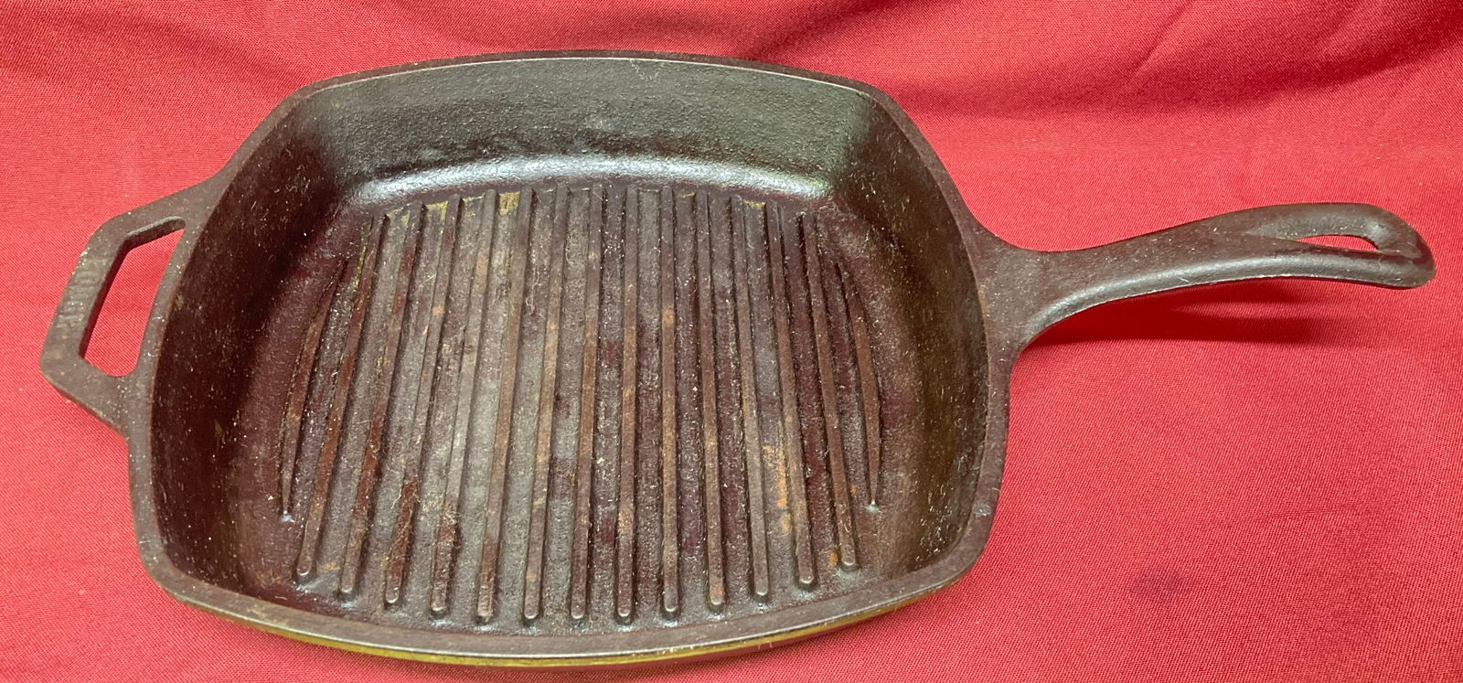 Heavy Older Cast Iron Lodge Skillet (1 of 5)