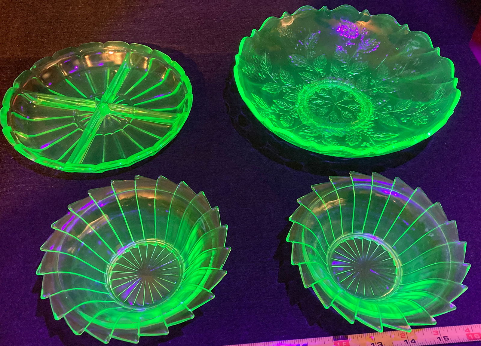 Four Uranium Glass Bowls and Dishes: Four Uranium Glass Bowls and Dishes