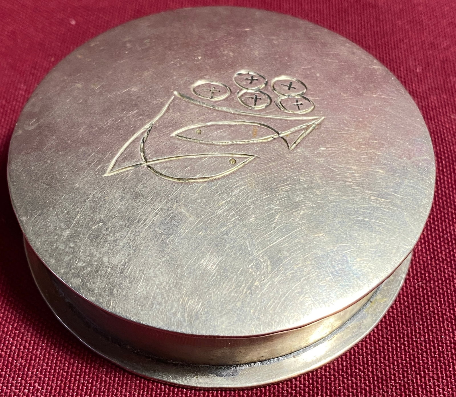 Older and Vintage Pill Box with Fishes and Crosses - with Hallmark/Touchmark and 'GRAG' 15 (1 of 9)