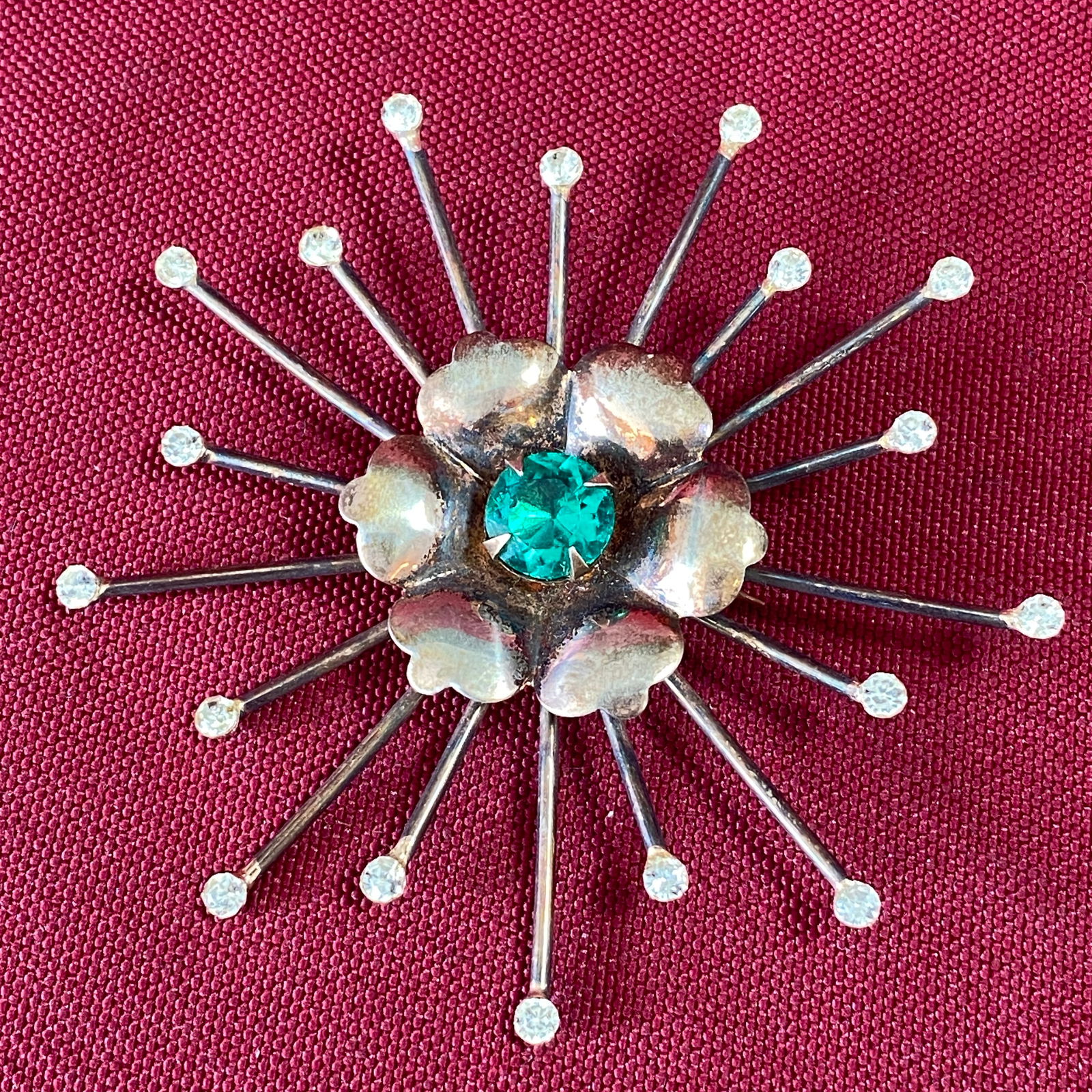 Mid-Century Sterling Silver Green and Clear Rhinestone - Atomic Starburst Brooch Pin - 9.3 Grams: Mid-Century Sterling Silver Green and Clear Rhinestone - Atomic Starburst Brooch Pin - 9.3 Grams