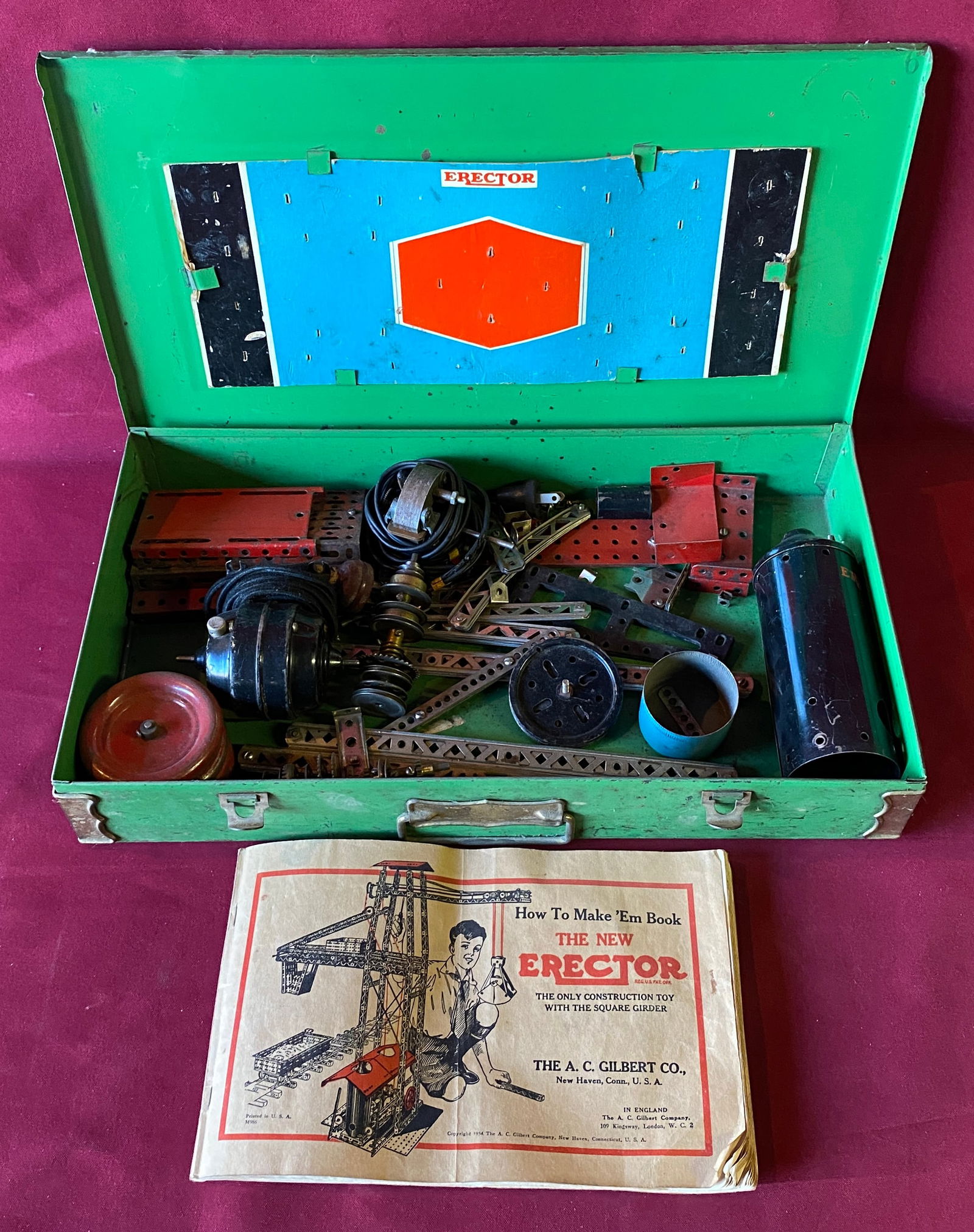 Vintage Erector Set in Green Metal Case: Vintage Erector Set in Green Metal Case