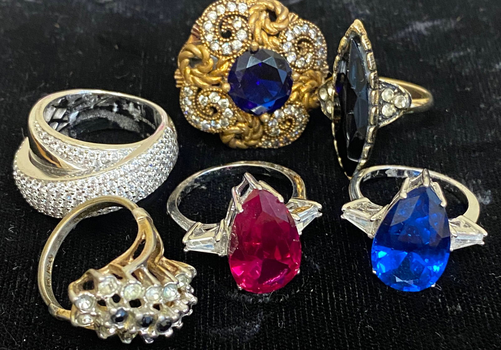 Six Various Style and Sized Rings: Six Various Style and Sized Rings