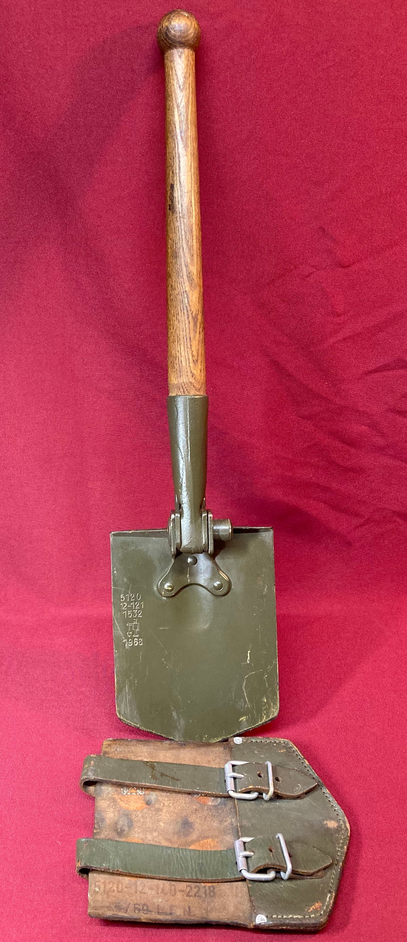 Vintage 1968 German Military Folding Trench Shovel with Leather Cover - Excellent Condition: Vintage 1968 German Military Folding Trench Shovel with Leather Cover - Excellent Condition