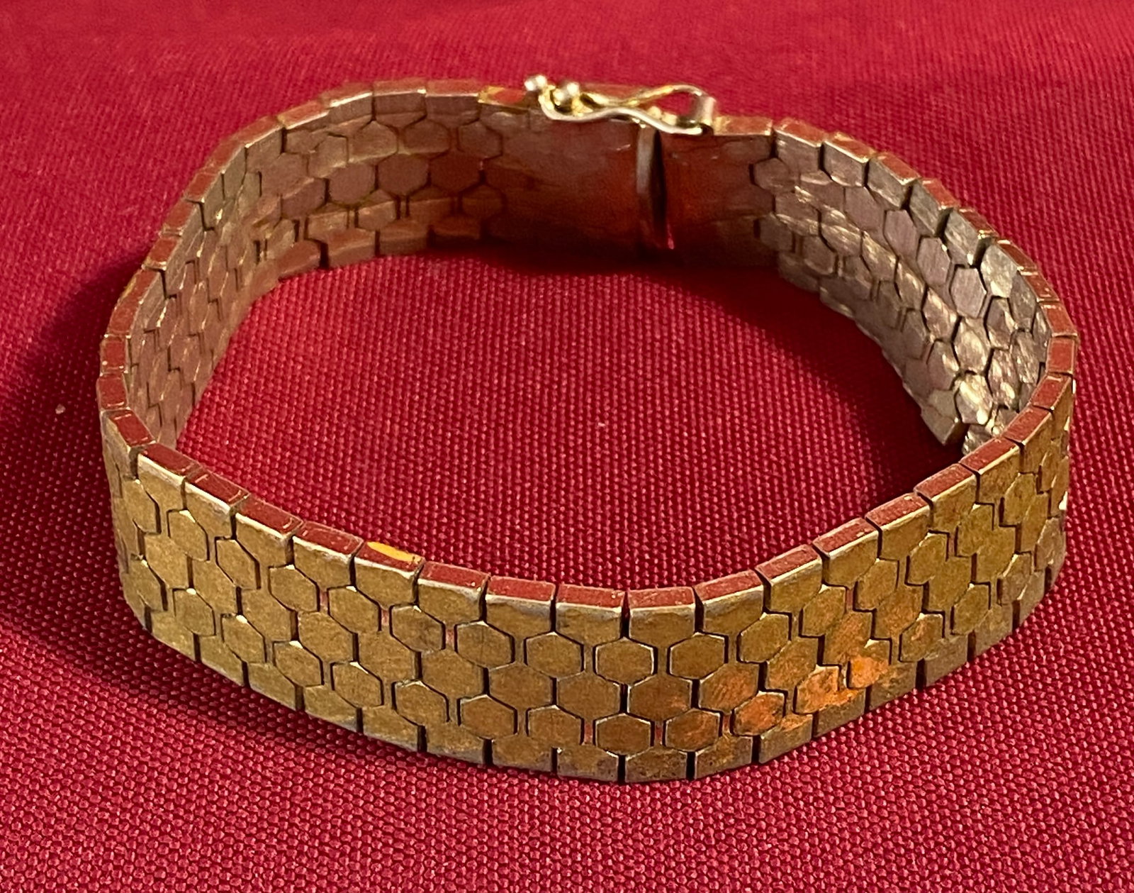 18K Gold Honeycomb Pattern Bracelet - 31.96 Grams - 7.5" Long - Marked: 18K Gold Honeycomb Pattern Bracelet - 31.96 Grams - 7.5" Long - Marked