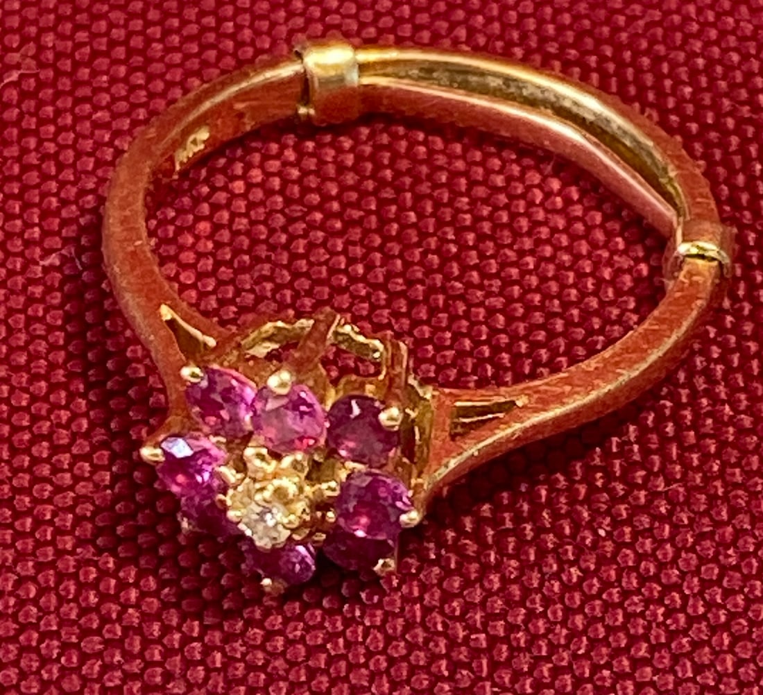 14K Gold Ring Size 5.5 - 2.33 Grams - Stones Possible Rubies and Diamond: 14K Gold Ring Size 5.5 - 2.33 Grams - Stones Possible Rubies and Diamond