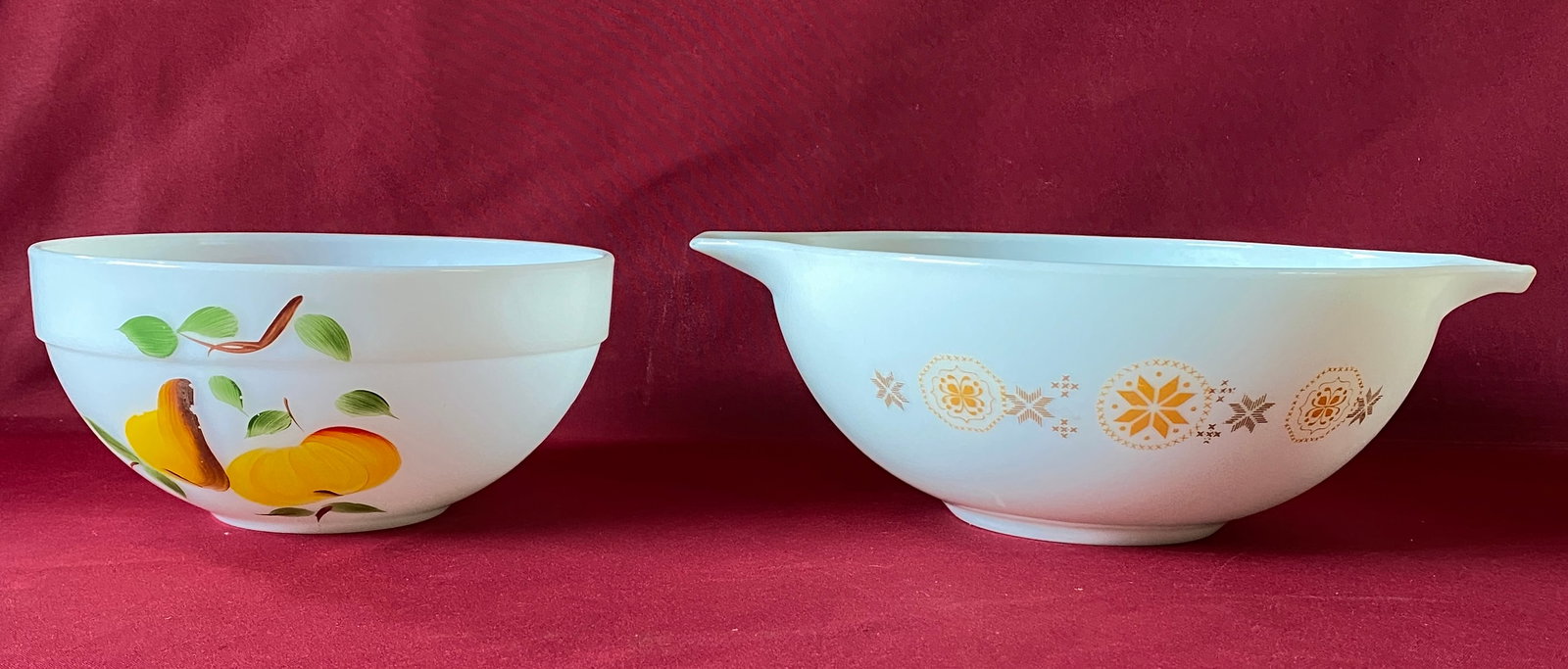 Two Older Mixing Bowls - Pyrex 4Qt and Anchor Hocking Fire King Ware #14 (1 of 10)