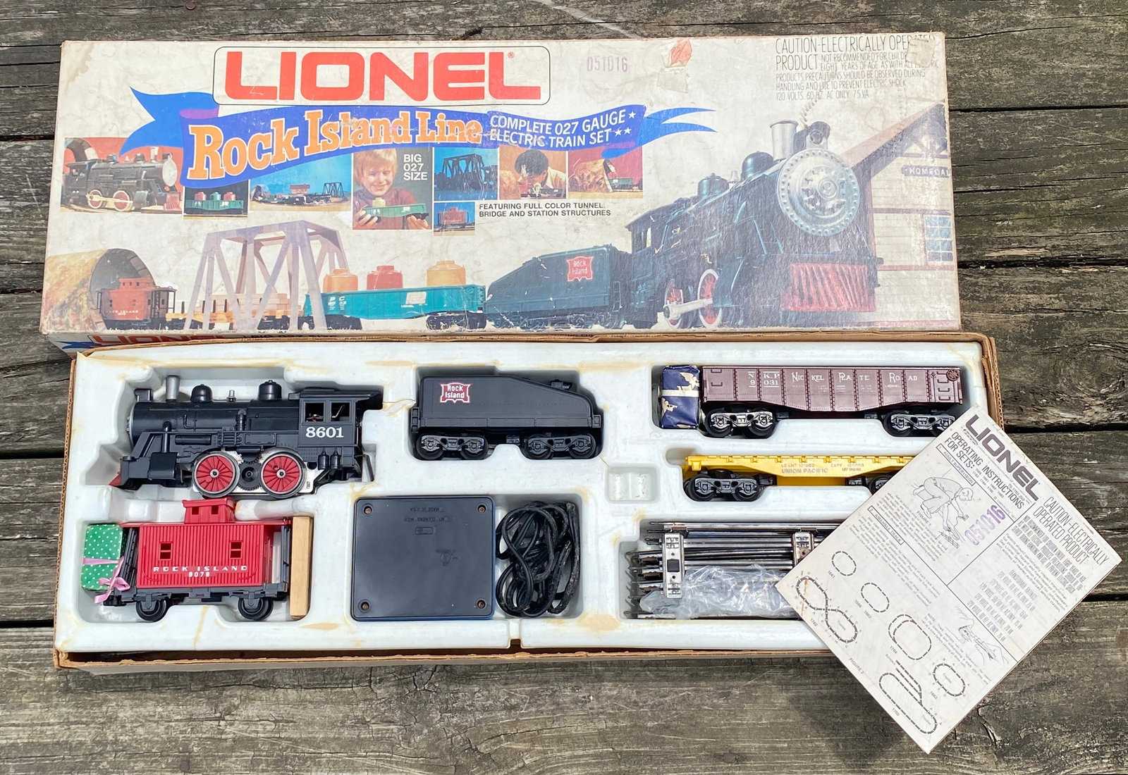Lionel Rock Island Line 027 Large Size Electric Train Set - Not Checked for Completeness: Lionel Rock Island Line 027 Large Size Electric Train Set - Not Checked for Completeness