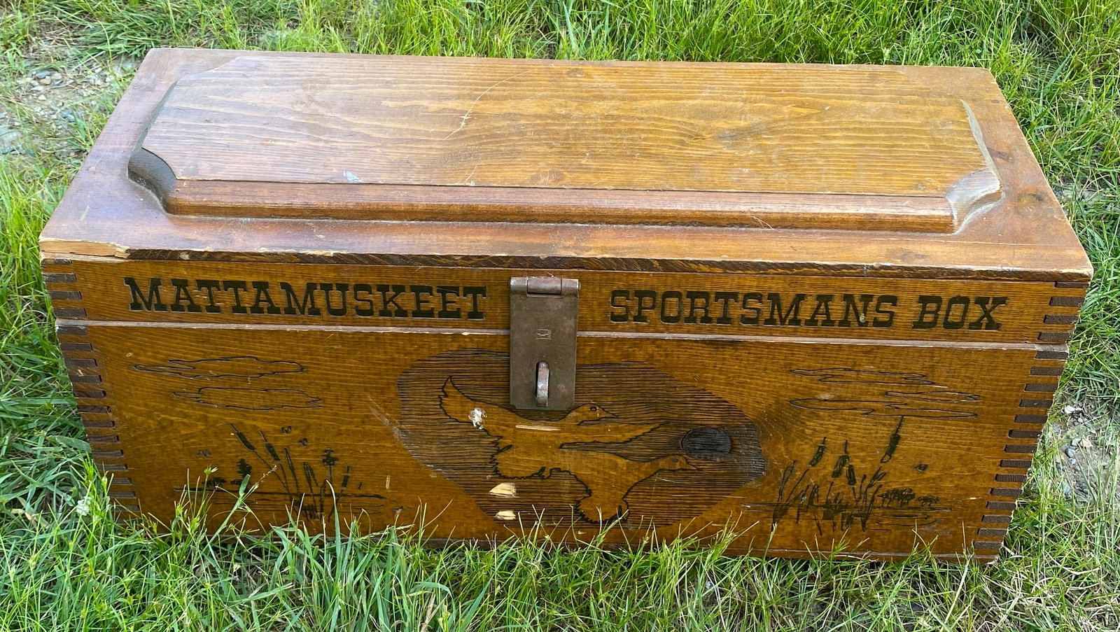 Mattamuskett Sportsman Wooden Dovetailed Box with Outdoor Scenery Insert (1 of 11)