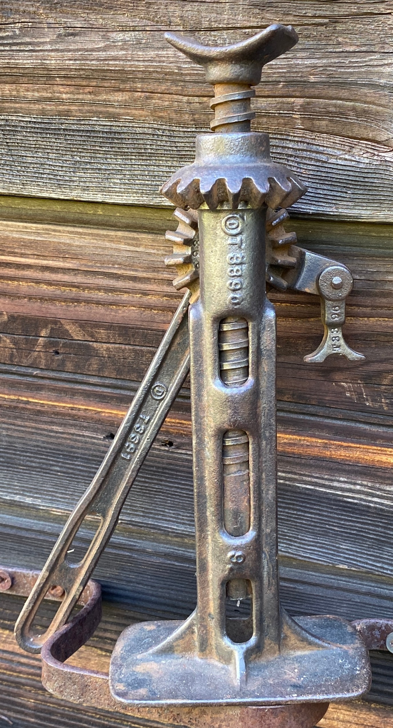 Antique Hand-Crank Bugsy Jack - T3391 (1 of 7)