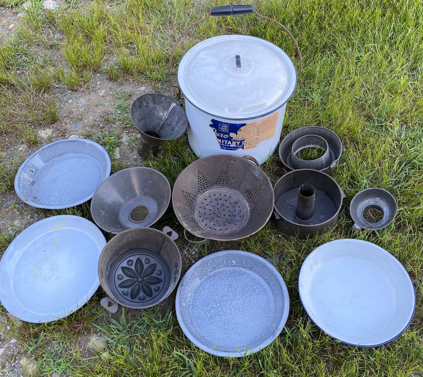 Antique Graniteware, Enamelware, Etc. - Pie Plates, Bowls, Colander, Cake Pan, Etc.: Antique Graniteware, Enamelware, Etc. - Pie Plates, Bowls, Colander, Cake Pan, Etc.