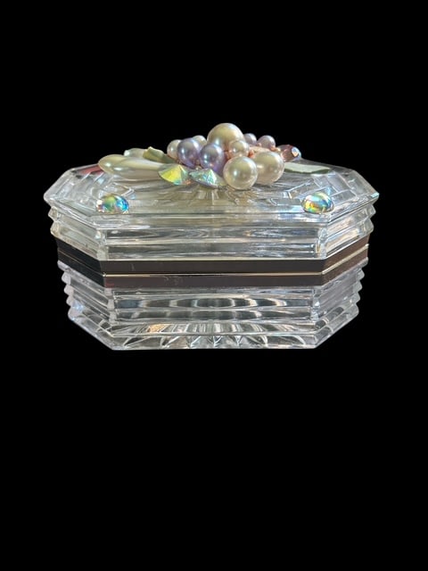 Glass Flowered with Faux Pearls and gems Jeweled Gold Rimmed Jewelry Box 1980s: This exquisite 1980s jewelry box is a true testament to timeless elegance. Crafted from glass, it features intricate floral designs embellished with faux pearls and sparkling gem accents, adding a tou