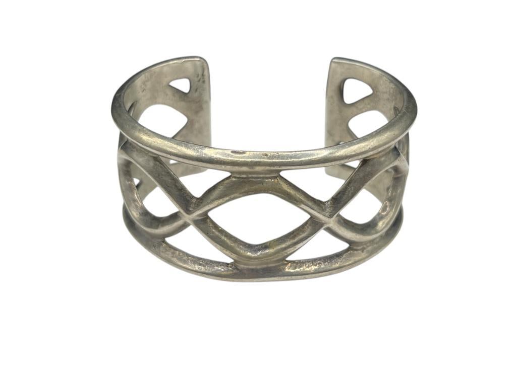 ANTIQUE NAVAJO SAND CAST STERLING SILVER CUFF BRACELET (1 of 4)
