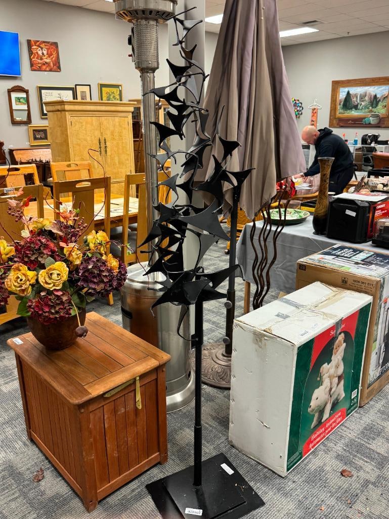 UNIQUE METAL BIRD SCULPTURE FEATURING A ABSTRACT BLACK METAL DESIGN: 70" TALL