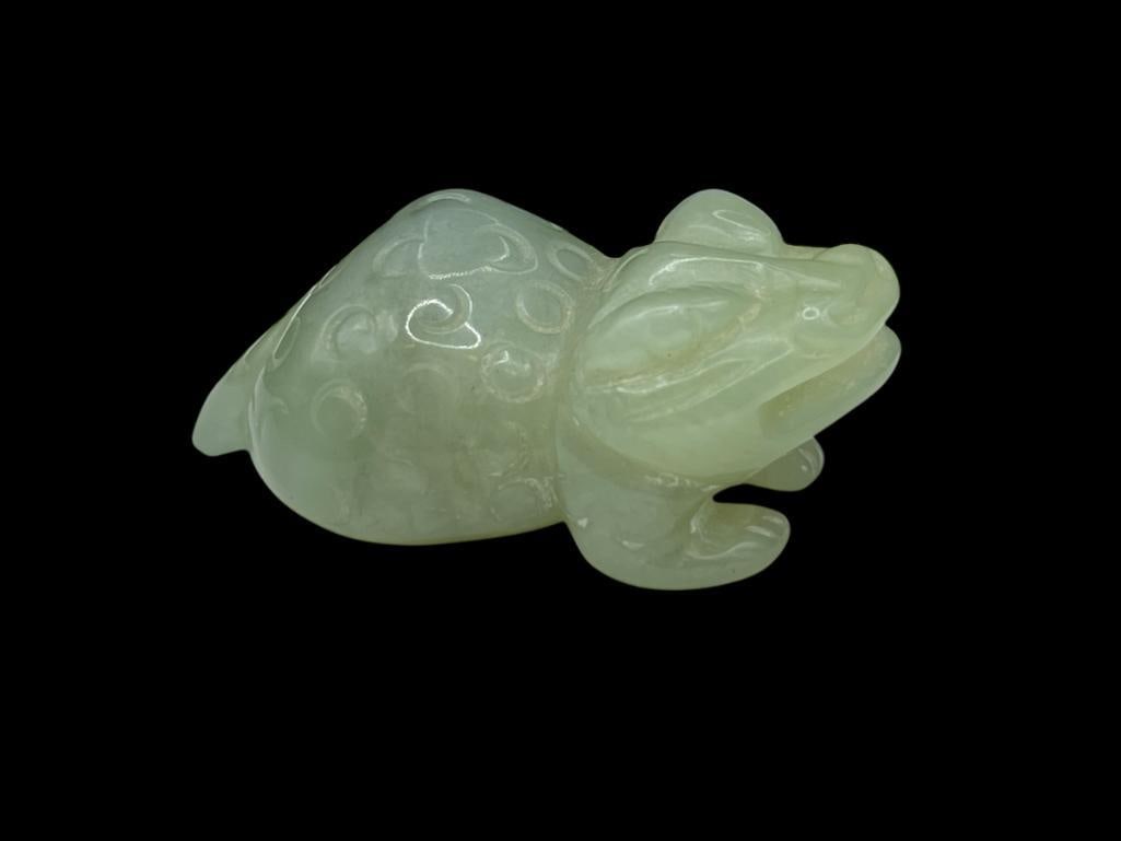 VINTAGE CARVED GREEN JADE FROG (1 of 4)