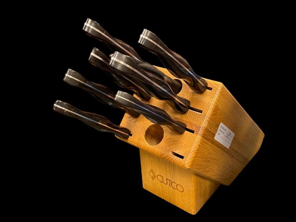 EIGHT PIECE DESIGNER CUTCO CUTLERY KNIVES WITH BLACK HANDLES AND INCLUDES KNIFE BLOCK (1 of 7)