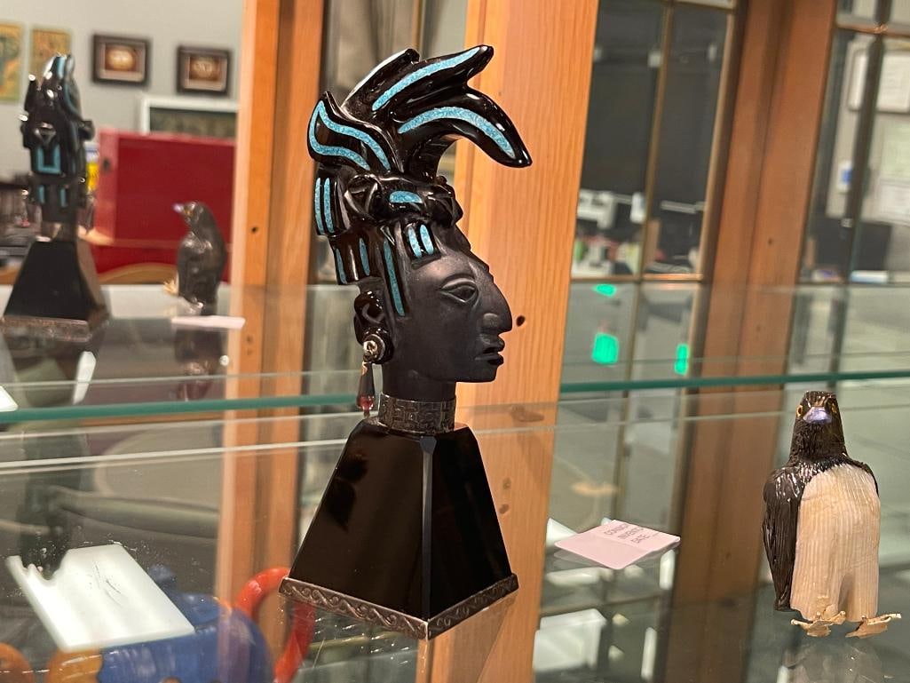 VINTAGE MAYAN MADE OBSIDIAN JAGUAR GOD BUST WITH INLAID CRUSHED TURQUOISE DETAIL IN HEADDRESS (1 of 8)