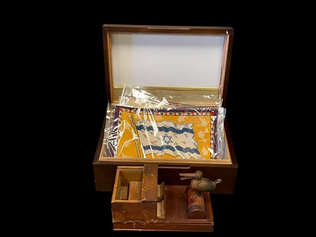 VINTAGE CIGAR ENTHUSIST GROUP INCLUDING CIGAR HUMIDOR VINTAGE BIRD CIGARETTE DISPENSER (1 of 9)