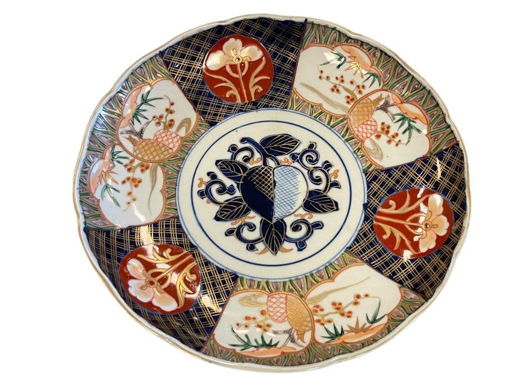 GOLD IMARI JAPANESE PORCELAIN CHARGER, EDO PERIOD STYLED: CHOP MARK ON BOTTOM, VIBRANT COLORS WITH GILT ACCENTS 11"