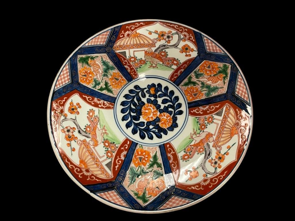 GOLD IMARI JAPANESE PORCELAIN CHARGER, EDO PERIOD STYLED CIRCA 1900'S: HAND PAINTED USING VIBRANT COLORS AND SUBTLE GILT DECORATED 12 1/2"