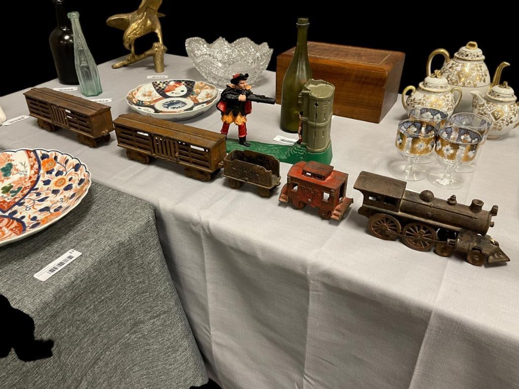 LATE 1800'S EARLY 1900'S CAST IRON FIVE PIECE TRAIN SET LOCOMOTIVE, TENDER, CABOOSE, CATTLE CARS (1 of 12)