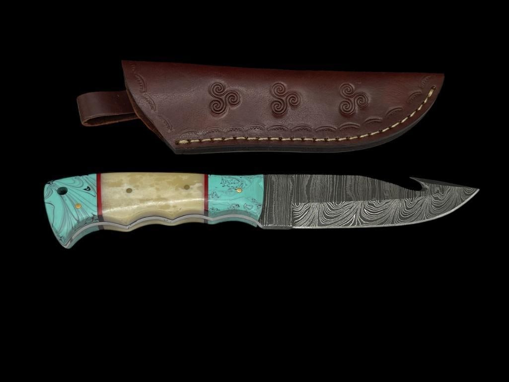 DAMASCUS STEEL FIXED BLADE KNIFE FEATURING BONE AND TURQUOISE COLORED HANDLE: GUT HOOK AT TIP OF BLADE, FULL TANG, INCLUDES LEATHER SHEATH 5" BLADE, 9 1/4" TOTAL LENGTH