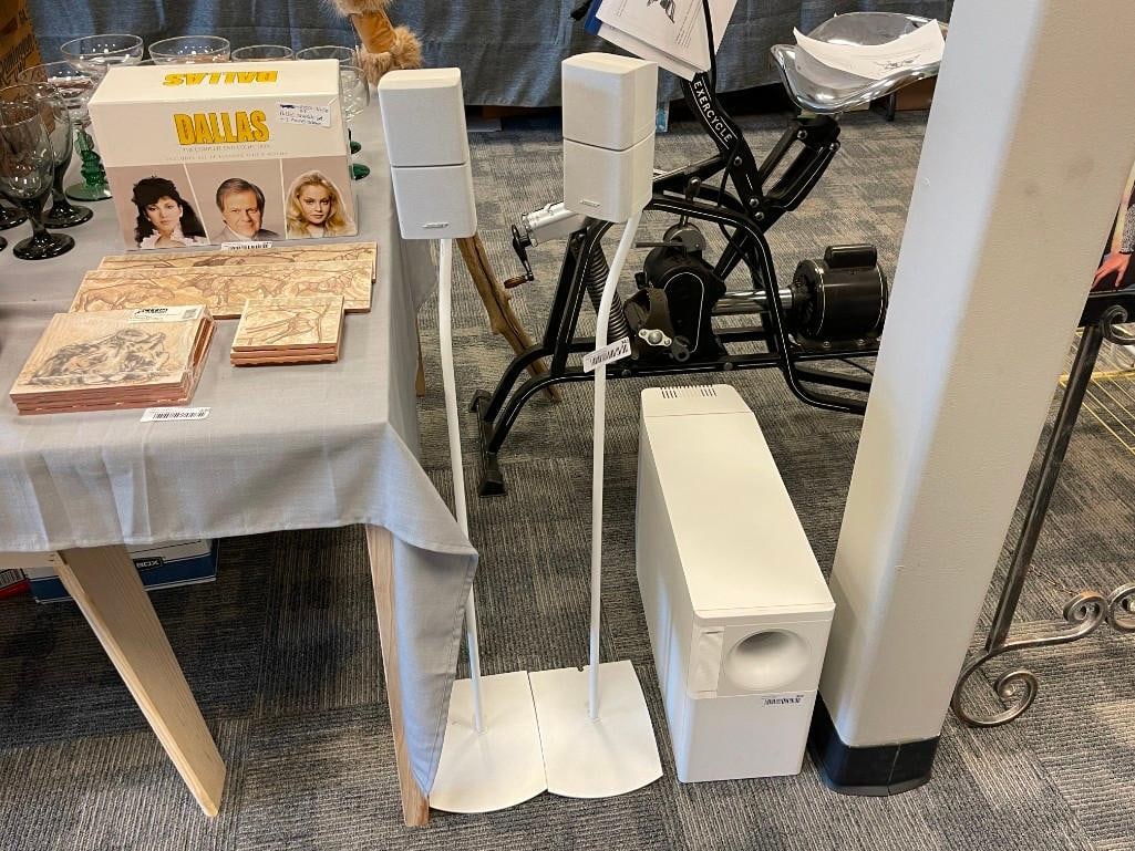 BOSE ACOUSTMASS 15 HOME THEATRE SPEAKER SYSTEM INCLUDING SUB AND TWO SPEAKERS ON STANDS (1 of 7)