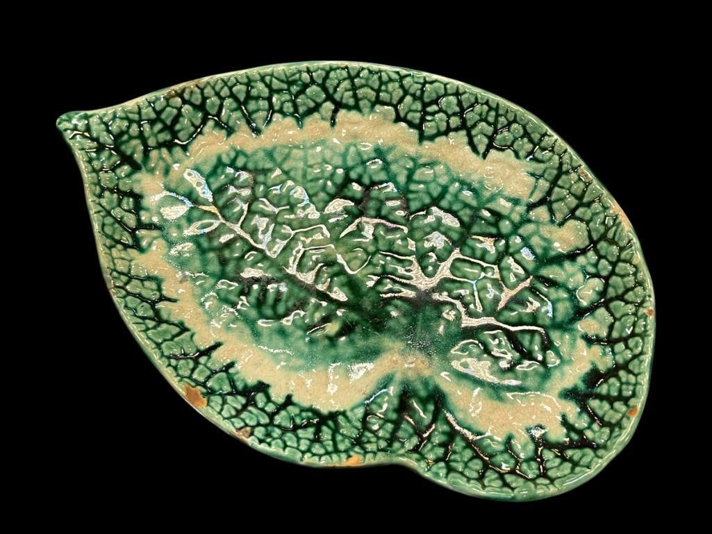 ANTIQUE ETRUSCAN MAJOLICA POTTERY LEAF PLATE (1 of 7)
