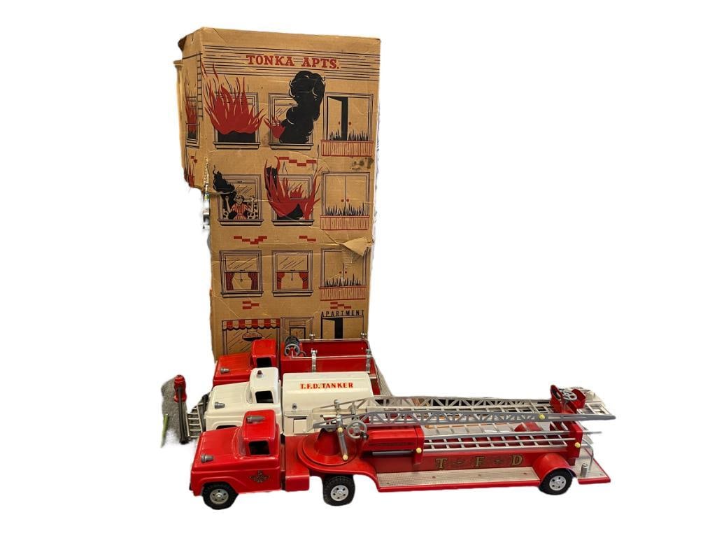 1959 TONKA TOYS TONKA APTS. FIRE DEPT TOY FIRE ENGINE SET WITH CARDBOARD APARTMENT BUILDING B-212 (1 of 20)